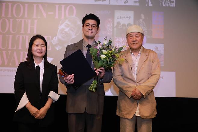 장기하, 최인호청년문화상 수상 가수 겸 음악감독 장기하(가운데)가 15일 오후 서울 서대문구 예술극장 필름포럼에서 열린 시상식에서 제3회 최인호청년문화상을 받은 뒤 상의 운영위원장인 이장호(오른쪽) 영화감독, 운영위원인 손정순 쿨투라문화예술연구소 대표와 기념 촬영하고 있다. [쿨투라문화예술연구소 제공. 재판매 및 DB 금지]