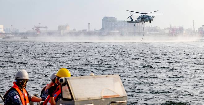 ▲ 지난 15일 인천 내항 8부두 특설무대에서 열린 '제75주년 인천상륙작전 전승 기념식'에서 인천상륙작전 재연행사가 진행되고 있다. /이호윤 기자 256@incheonilbo.com
