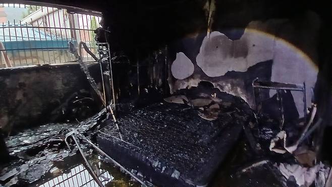 16일 오전 6시6분께 인천 미추홀구 문학동 3층짜리 빌라에서 화재가 발생해 집안 내부가 모두 타버렸다. 사진=인천소방본부