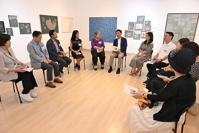 김동근 의정부시장이 지난달 22일 의정부 최초 시립미술관 건립을 추진 중인 '백영수미술관'을 찾아 지역 주민과 간담회를 갖고 있다. 사진=의정부시청