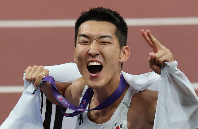 16일 일본 도쿄 국립경기장에서 열린 2025 세계육상선수권대회 남자 높이뛰기에서 은메달을 획득한 우상혁(용인시청)이 메달과 태극기를 들고 환호하고 있다. 연합