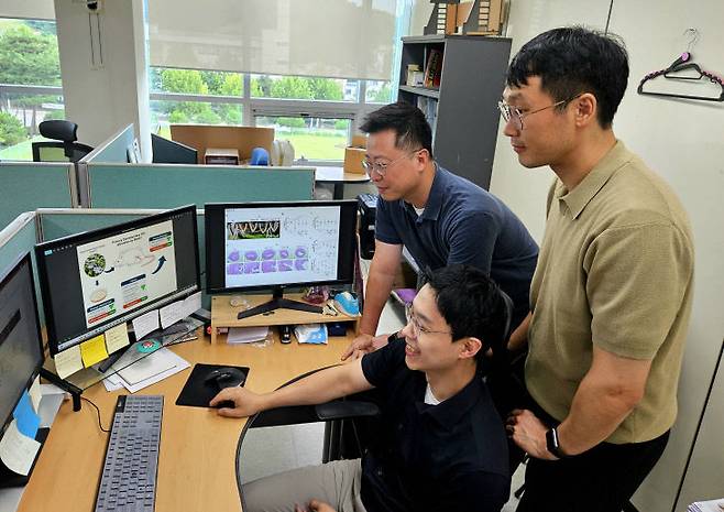 한의학연 연구진 모습. 가운데 앉아 있는 사람부터 시계방향으로 김민수, 박기선, 이강인 박사. 한의학연 제공