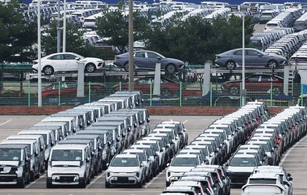 트럼프 미국 행정부는 16일(현지시간)부터 미국으로 수입되는 일본산 자동차와 자동차부품에 15% 관세를 적용한다고 15일 연방 관보를 통해 밝혔다. 이에 따라 일본산 자동차 관세가 현행 27.5%에서 15%로 낮아져 국내 자동차 업계가 긴장하고 있다. 경기도 평택항에 수출용 자동차가 세워져 있는 모습. /연합뉴스