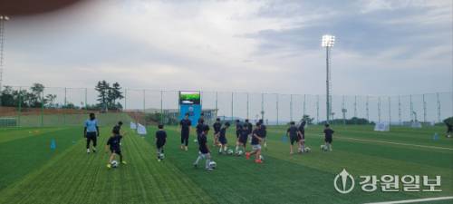 세계적인 축구 명문구단 맨시티 코치진이 가르치는 삼척맨시티 풋볼스쿨이 삼척복합구장에서 지난 9일부터 오는 22일까지 열려 어린이들에게 꿈과 희망을 전파하고 있다.