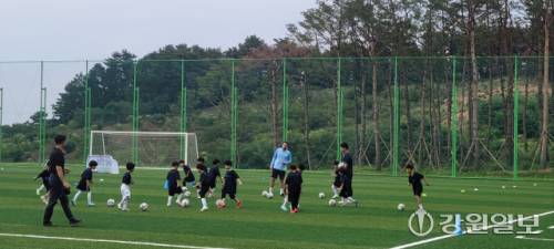 세계적인 축구 명문구단 맨시티 코치진이 가르치는 삼척맨시티 풋볼스쿨이 삼척복합구장에서 지난 9일부터 오는 22일까지 열려 어린이들에게 꿈과 희망을 전파하고 있다.