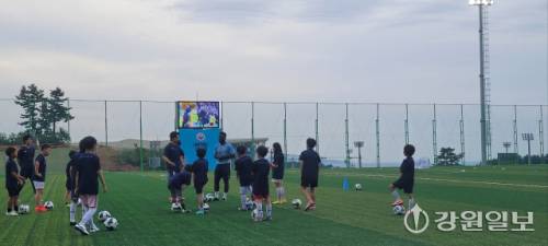 세계적인 축구 명문구단 맨시티 코치진이 가르치는 삼척맨시티 풋볼스쿨이 삼척복합구장에서 지난 9일부터 오는 22일까지 열려 어린이들에게 꿈과 희망을 전파하고 있다.