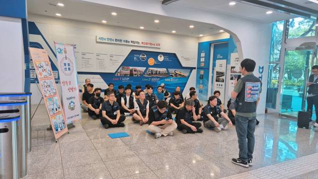 대구교통공사 노조가 16일 오후 본사에서 집회를 열고 결원 발생에 대한 인력 대책을 사측에 촉구했다. 김지수 기자