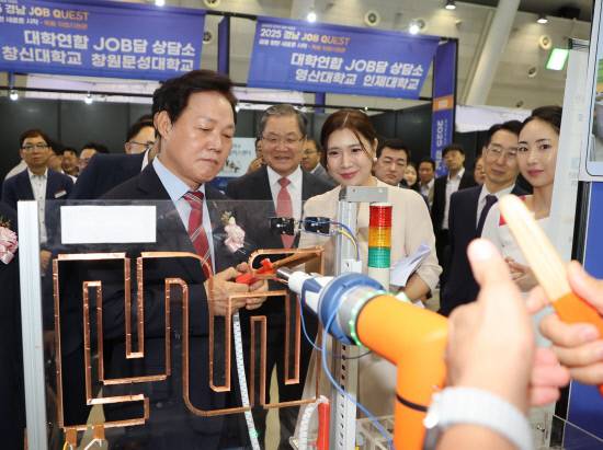 박완수 도지사가 16일 열린 '2025 경남 잡 퀘스트(JOB Quest)' 박람회 부스를 살펴보고 있다.사진=경남도