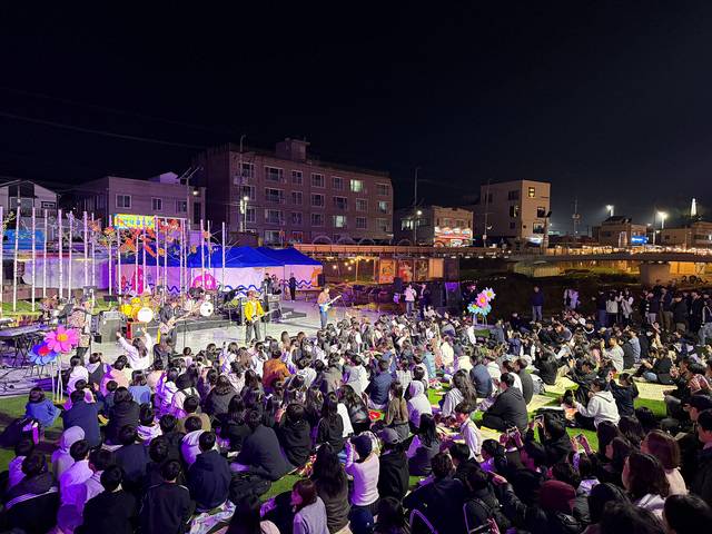 군민이 하나가 되는 축제에 5천여명의 인파가 몰려 축제를 즐기고 있다. 사진제공 영덕군
