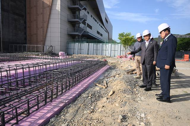 지금은 거의 완공단계에 이른 미디어센터 초기 건립단계에 현장을 점검하던 이철우 지사와 주낙영 경주시장의 모습. 경북도 제공.