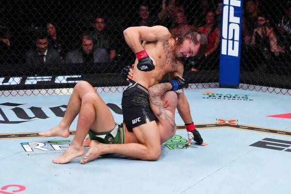디에고 로페스와 제앙 실바의 경기 모습. 사진 | UFC