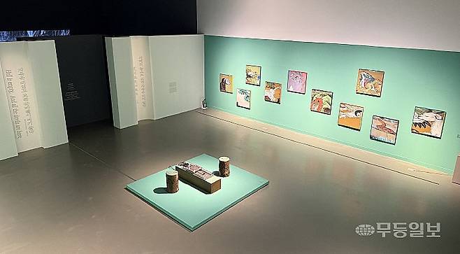 시립미술관 '장미 토끼 소금: 살아있는 제의'전 속 박찬경의 '모임'(벽면), '맨발'(중앙), '주련'.