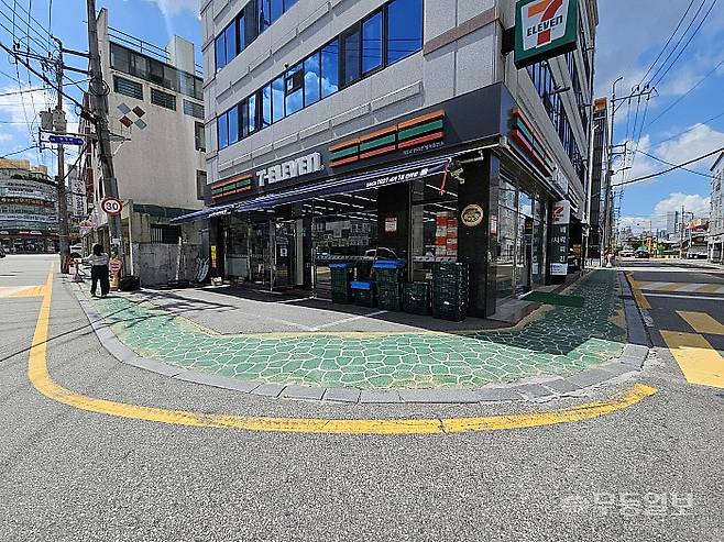 광주 북구 용봉동 일대 차도와 인도가 '불투수 아스콘'에 덮여 있는 모습. 인도나 주차장 등은 투수 블럭이나 투수성 아스콘을 설치하도록 권고하고 있지만, 실제 행정 당국은 대부분 불투수 아스콘을 선호하면서 기후재난에 역행한다는 지적을 받는다. 이삼섭기자 seobi@mdilbo.com