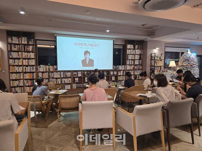 ‘2025 책 읽는 대한민국’ 북클럽 참가자들의 지난 8월 문화 챌린지 행사 모습. (사진=2025 책 읽는 대한민국 사무국)