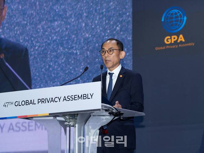 고학수 개인정보보호위원장이 16일 서울 용산구 그랜드하얏트호텔에서 개최된 ‘글로벌 프라이버시 총회(GPA)’에서 개회사를 발표하고 있다. (사진=개인정보위)