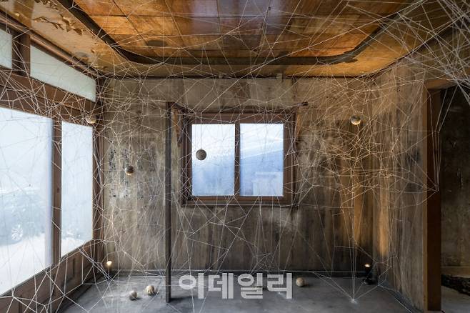 배주현 작가의 작품 ‘있다, 잇다’. 한 광부가 70년 넘게 생활한 고택에 무명실과 도자기를 이용해 탄광 지하 어둠 속에서 움직이던 수많은 노동의 손길을 표현했다. (사진=탄탄마을협동조합)