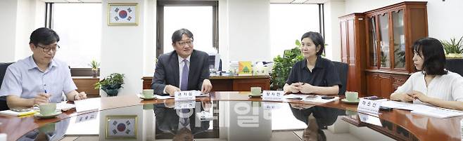 16일 서울 종로구 경제사회노동위원회에서 경사노위-이데일리 공동 좌담회가 열리고 있다. 왼쪽부터 조용만 건국대 법학전문대학원 교수, 권기섭 경사노위 위원장, 장지연 한국노동연구원 선임연구위원, 채은선 한국지능정보사회진흥원 수석연구원.(이데일리 이영훈 기자)