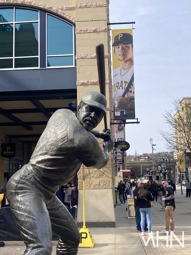 (피츠버그 홈구장 PNC 파크 외벽에 걸려있던 배지환 사진)