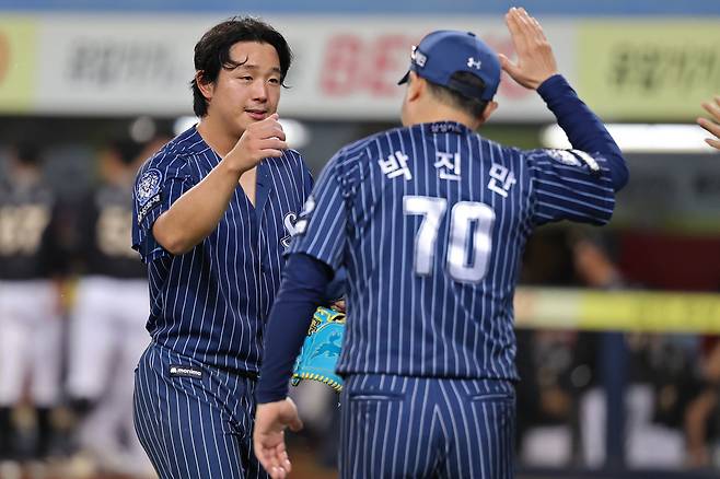 삼성 양창섭(왼쪽)이 박진만 감독과 하이파이브를 하고 있다.(삼성 라이온즈 제공)