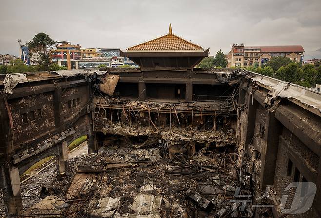 소셜미디어 금지 조치로 촉발된 반부패 시위대가 방화한 네팔 국회의사당 일부 구역에 11일 불에 탄 잔해가 남아 있다.2025.09.11. ⓒ 로이터=뉴스1 ⓒ News1 권영미 기자