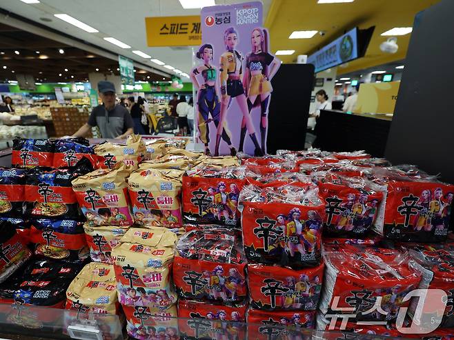 서울 시내 한 마트에 농심과 넷플릭스가 협업한 '케이팝 데몬 헌터스' 스페셜 제품이 진열돼 있다. /뉴스1 ⓒ News1