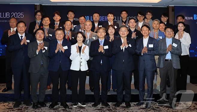 조용준 동구바이오제약 회장(앞줄 왼쪽부터), 박영민 국가신약개발사업단장, 최수진 국민의힘 의원, 이영섭 뉴스1 대표이사, 김윤 더불어민주당 의원, 이병건 국제백신연구소 한국후원회 이사장, 선경 K-헬스미래추진단장이 16일 오전 서울 중구 소공동 롯데호텔에서 열린 '제26회 바이오리더스클럽'에서 기념촬영을 하고 있다. 2025.9.16/뉴스1 ⓒ News1 김진환 기자