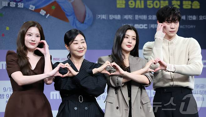 배우 조아람(왼쪽부터), 라미란, 이선빈, 김영대가 16일 서울 마포구 상암동 MBC 골든마우스홀에서 진행된 새 금토드라마 '달까지 가자' 제작발표회에 참석해 포즈를 취하고 있다. '달까지 가자'는 월급만으론 생존할 수 없는 흙수저 세 여자가 코인 투자에 뛰어들며 벌어지는 하이퍼리얼리즘 생존 드라마로 오는 19일 밤 9시 50분 첫 방송된다. 2025.9.16/뉴스1 ⓒ News1 김진환 기자