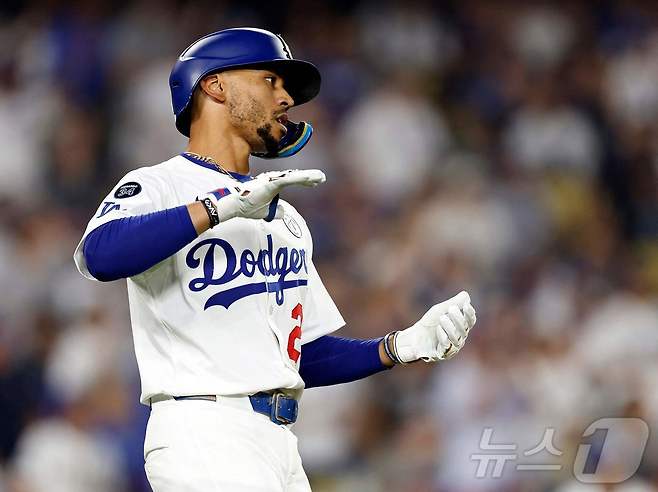 LA 다저스 무키 베츠가 16일(한국시간) 열린 2025 메이저리그 필라델피아 필리스전에서 3타수 1안타(1홈런) 3타점 1득점으로 활약했지만 팀 패배를 막지 못했다. ⓒ AFP=뉴스1