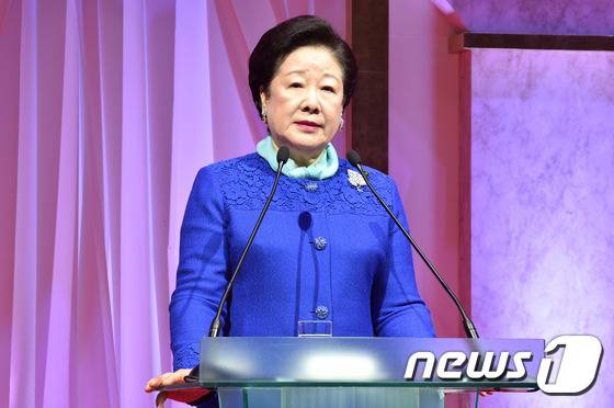 한학자 세계평화통일가정연합 총재가 14일 일본 도쿄 아리아케 콜로세움에서 열린 '2017 효정문화페스티벌 인 도쿄' 행사에서 인사말을 하고 있다. (세계평화통일가정연합 제공) 2017.5.14/뉴스1