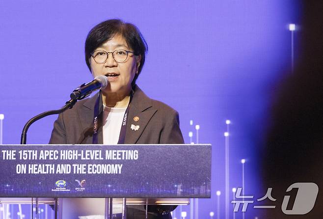 정은경 보건복지부 장관이 16일 서울 중구 서울신라호텔에서 열린 2025 APEC 보건과경제 고위급회의 환영 리셉션에서 발언하고 있다. (보건복지부 제공. 재판매 및 DB 금지) 2025.9.16/뉴스1
