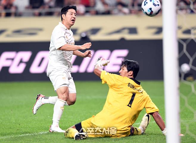 쉴드 유나이티드 박주호(왼쪽)가 14일 서울월드컵경기장에서 열린 ‘2025 아이콘매치’ FC 스피어와의 경기에서 FC 스피어 골키퍼 이범영의 수비를 피해 역전골을 넣고 있다. 박진업 기자 upandup@sportsseoul.com