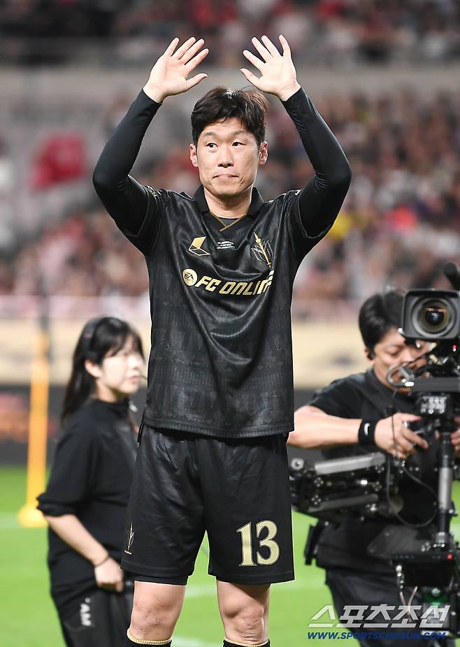 '2025 아이콘매치: 창의 귀환, 반격의 시작' 이벤트 매치가 13일 오후 서울 상암월드컵경기장에서 열렸다. 박지성이 입장해 인사하고 있다. 상암=정재근 기자 cjg@sportschosun.com/2025.9.13/