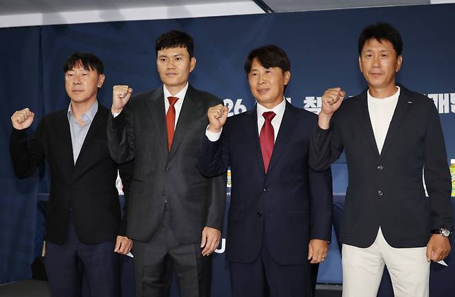 포즈 취하는 감독들

    (서울=연합뉴스) 신준희 기자 = 4일 종로구 축구회관에서 열린 2025-26 ACL 참가 K리그 4개팀 미디어데이에서 각팀 감독들이 포즈를 취하고 있다. 

    왼쪽부터 울산HD 신태용 감독, 강원FC 정경호 감독, FC서울 김기동 감독, 포항 스틸러스 박태하 감독.