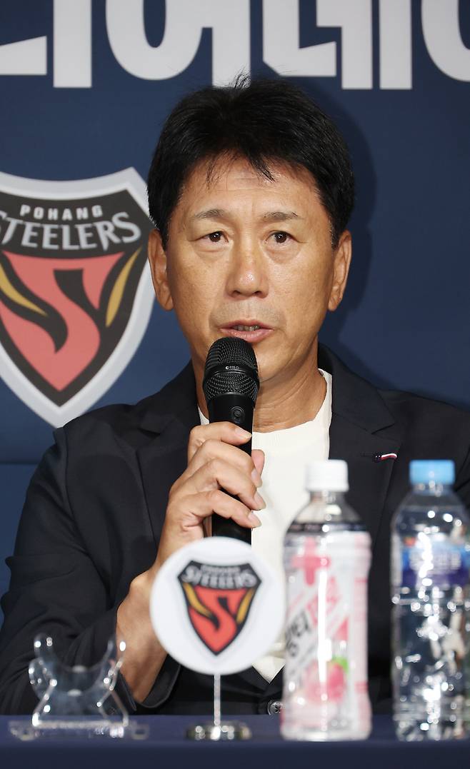 각오 말하는 박태하 감독

    (서울=연합뉴스) 신준희 기자 = 4일 종로구 축구회관에서 열린 2025-26 ACL 참가 K리그 4개팀 미디어데이에서 포항 스틸러스 박태하 감독이 각오를 밝히고 있다. 2025.9.4