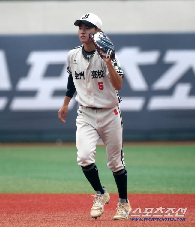 제79회 청룡기 전국고교야구선수권 대회 전주고와 청담고의 경기가 12일 서울목동야구장 열렸다. 전주고 1루수 박한결이 수비를 하고 있다. 목동=박재만 기자pjm@sportschosun.com/2024.07.12/