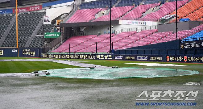 오후 들어 굵어지기 시작한 빗줄기가 잠실구장에 내리기 시작했다.