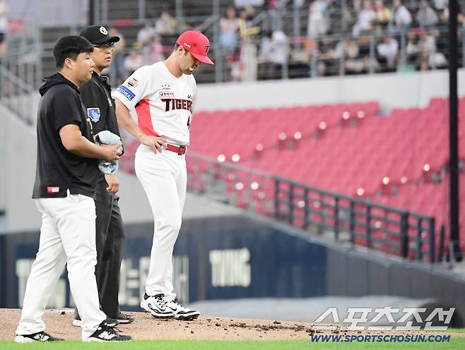 10일 광주 기아챔피언스필드에서 열린 KIA와 삼성의 경기. 1회 투구 도중 마운드 점검을 요청하고 있는 KIA 선발 네일. 광주=송정헌 기자songs@sportschosun.com/2025.09.10/