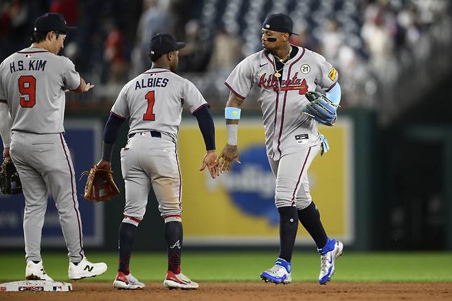 김하성과 알비스, 로날드 아쿠냐 주니어가 승리 세리머니를 하고 있다. AP연합뉴스