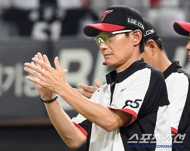 24일 광주 기아 챔피언스필드에서 열린 LG-KIA전. LG가 8대0으로 승리하며 4연승을 거뒀다. 염경엽 감독이 선수들을 맞이하고 있다. 광주=정재근 기자 cjg@sportschosun.com/2025.7.24/