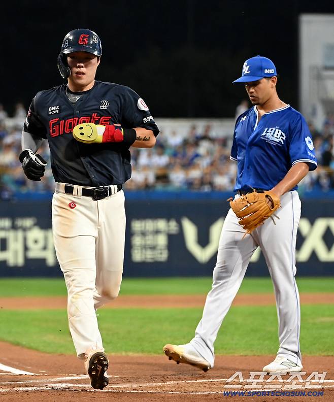 16일 대구삼성라이온즈파크에서 열린 롯데와 삼성의 경기, 1회초 2사 1,3루 롯데 레이예스 타석때 3루주자 고승민이 삼성 가라비토의 폭투를 노려 선취득점을 올리고 있다. 대구=허상욱 기자wook@sportschosun.com/2025.09.16/