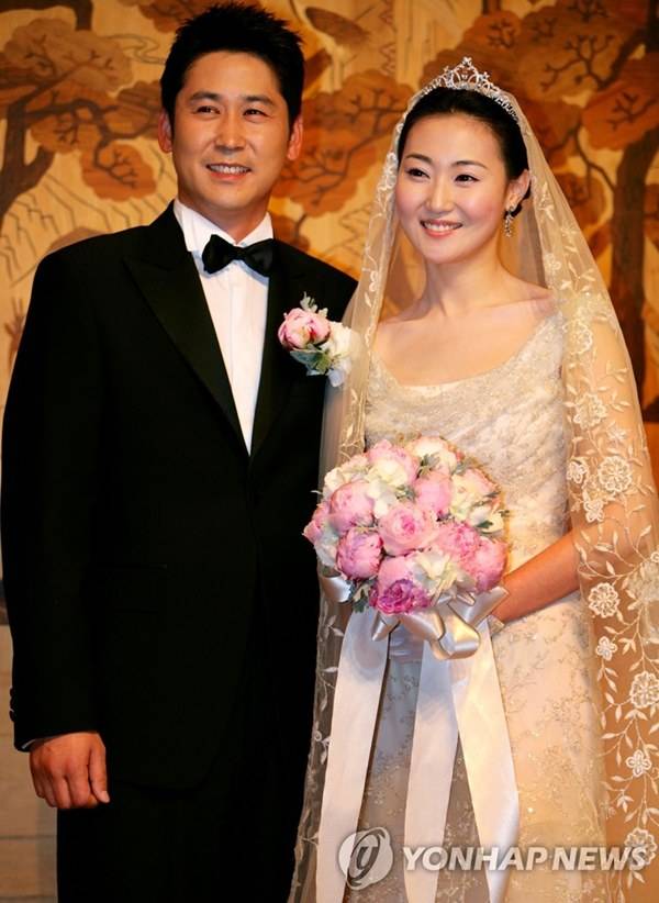 2006년 5월27일 오후 5시 30분에 서울 장충동 신라호텔에서 결혼하는 신동엽-선혜윤PD의 결혼식에 앞서 영빈관 토파즈 룸에서 기자회견 중 포즈를 취하고있다. ⓒ연합뉴스