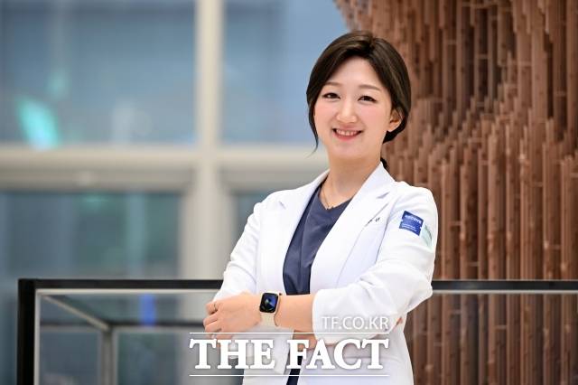 허수진 국민건강보험공단 일산병원 치과보존과 임상강사가 12일 오후 서울 강서구 오스템임플란트에서 <더팩트>와 인터뷰에 앞서 포즈를 취하고 있다. /서예원 기자