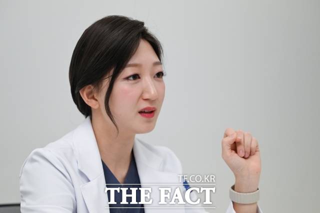 허수진 국민건강보험공단 일산병원 치과보존과 임상강사가 12일 오후 서울 강서구 오스템임플란트에서 <더팩트>와 인터뷰를 하고 있다. /서예원 기자