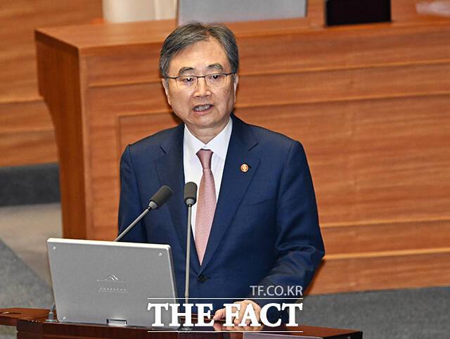 조현 외교부 장관은 16일 국회 외교·통일·안보 분야 대정부 질문에서 "미국이 좀 변한 것 같다"며 "과거에 많은 동맹국이나 우방국들에 상당히 좋은 협력을 하던 그런 미국이 아니라는 걸 실감하고 있다"고 밝혔다. /국회=배정한 기자