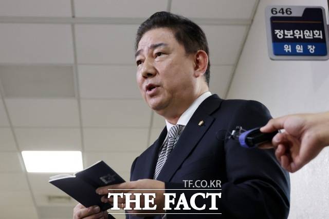 [서울=뉴시스] 조성우 기자 = 김병기 더불어민주당 의원이 6일 오후 서울 여의도 국회에서 정보위원장과 홍장원 국가정보원 1차장 면담 내용을 브리핑하고 있다. 이날 일부 언론은 윤석열 대통령이 비상계엄을 선포한 지난 3일 홍장원 국정원 1차장에게 한동훈 국민의힘 대표를 체포하라고 직접 지시했다고 보도했다. 2024.12.06. xconfind@newsis.com