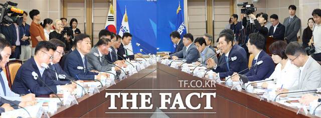 16일 전북 전주시 완산구 효자동3가 전북도청 종합상황실에서 열린 전북도-더불어민주당 예산정책협의회에 정청래 당대표와 김관영 전북도지사, 박지원 최고위원, 한정애 정책위의장, 한병도 국회 예결위원장, 이소영 예결위 간사, 박승원 참좋은지방정부위원장, 문대림 대변인, 한민수 당대표 비서실장, 이원택 도당위원장을 비롯해 이성윤, 신영대, 윤준병, 박희승, 안호영 의원 등 국회의원들이 전북도 예산정책협의회를 갖고 있다. /전북도