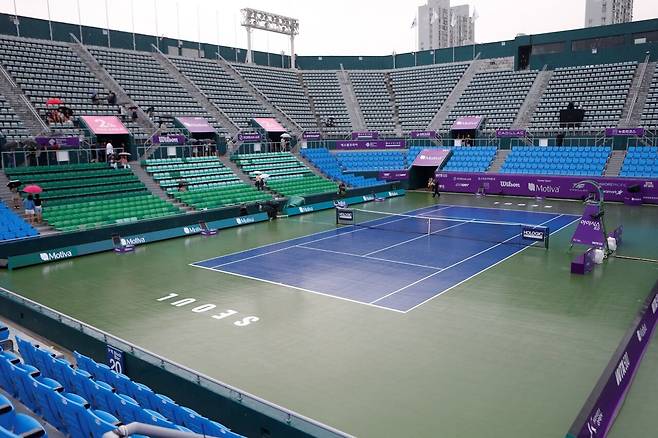 16일 우천으로 인해 젖은 서울 올림픽공원 센터코트. 코리아오픈