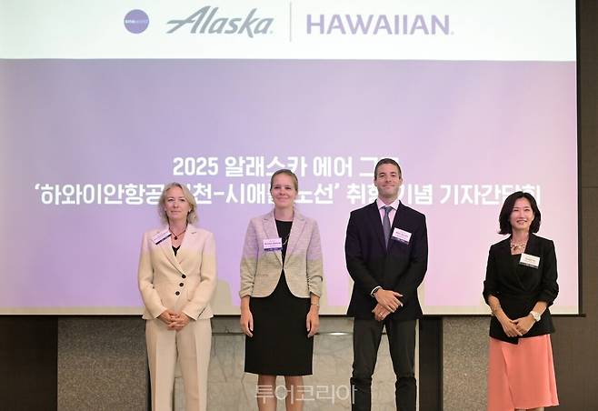지난&nbsp;15일 서울 중구에 위치한 더 플라자 호텔에서 개최된 하와이안항공 인천-시애틀 직항 노선 취항 기념 기자담회에 참여한 관계자들이 기념 촬영을 하고 있다.(좌로부터) 다이애나 벌켓 라코우 알래스카 에어 그룹 대외협력 및 지속가능경영 수석 부사장 겸 하와이안항공 신임&nbsp;CEO&nbsp;예정자,&nbsp;키얼스틴 암라인 수익 관리 및 네트워크 플래닝 담당 부사장,&nbsp;알렉스 저슨 파트너십 및 국제선 담당 전무,&nbsp;유수진 아시아 지역 본부장