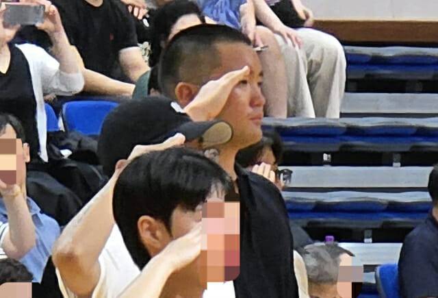 이재용 삼성전자 회장의 장남 지호씨가 15일 경남 창원시 진해구 해군사관학교에서 열린 해군 학사장교 사관후보생 입영식 행사장으로 들어가고 있다(사진=삼성전자)