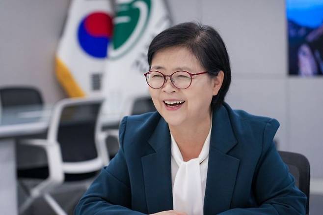 이순희 강북구청장이 15일 아시아경제와의 인터뷰에서 지난 3년 간의 성과에 대해 얘기하며 활짝 웃고 있다. 강북구 제공.